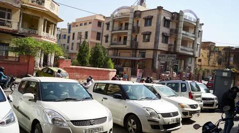 Different models car parked in front of buildings. White luxury cars stand in Fotos de archivo