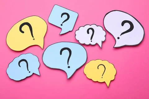 Different paper speech bubbles with question marks on pink background, flat l Foto stock