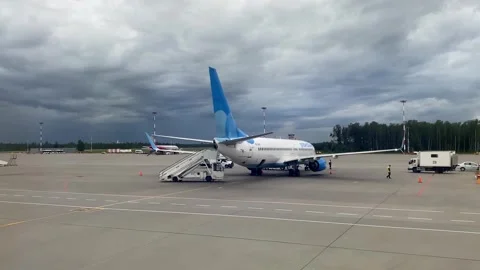 Different passenger planes stand in the parking lot of the takeoff field Vídeo Stock 139745251
