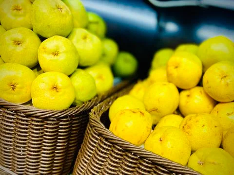 Different pears in the tray in the store. A close-up. Mobile photo. Foto stock