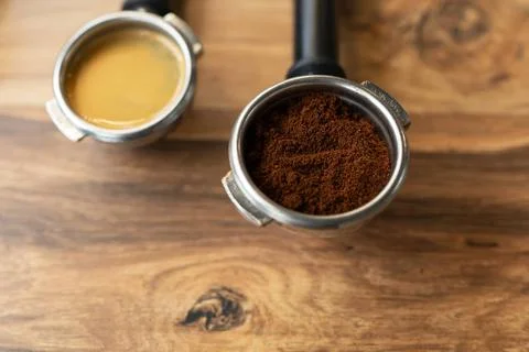 Different processes of preparing coffee by a barista in a coffee shop. Cof... Foto stock