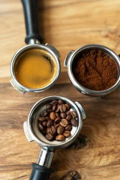 Different processes of preparing coffee by a barista in a coffee shop. Cof... Foto stock