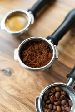 Different processes of preparing coffee by a barista in a coffee shop. Cof... Foto stock