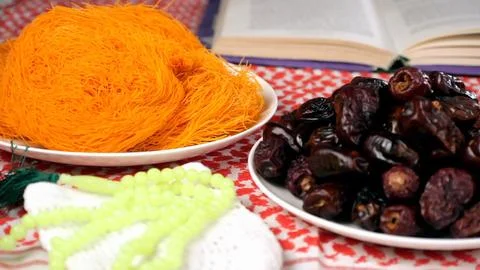 Different religious items on the occasion of the Eid festival on a floral tab... Foto stock