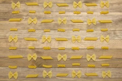 Different shape pasta chess order lay on wood Foto stock