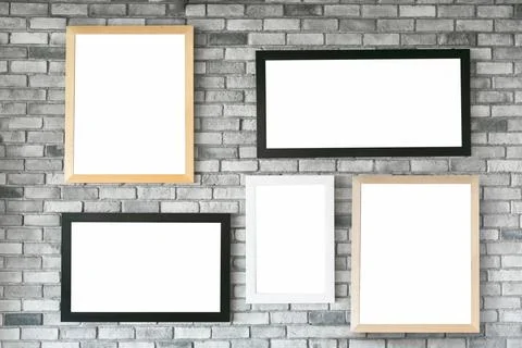 Different size and style empty photo frames on white concrete wall. with clip Foto stock