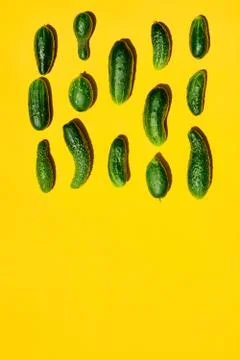 Different sizes forms cucumbers pattern on a light yellow background. Copy sp Stockfoto's