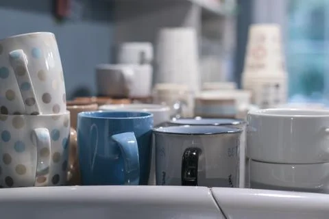 Different stacks of coffee cups in the background window Foto stock