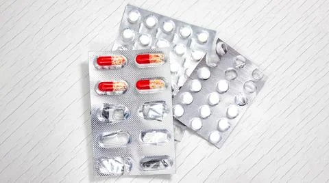 Different tablets and vitamins in incomplete packages and blisters. Stock-Fotos