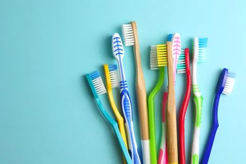 Different toothbrushes on a colored background. Dental care, oral health. Foto stock