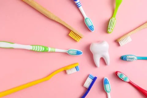 Different toothbrushes on a colored background. Dental care, oral health. Foto stock