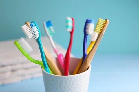 Different toothbrushes on a colored background. Dental care, oral health. Foto stock