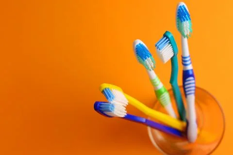 Different toothbrushes on a colored background. Dental care, oral health. Foto stock