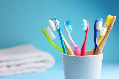 Different toothbrushes on a colored background. Dental care, oral health. Foto stock