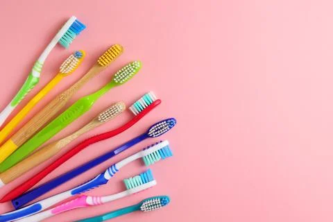 Different toothbrushes on a colored background. Dental care, oral health. Foto stock
