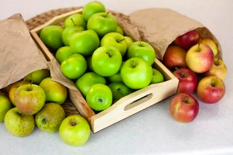 Different types of apples on a market table. Fresh harvest of red and green a Foto stock