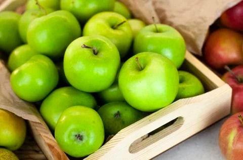 Different types of apples on a market table. Fresh harvest of green apples, f Foto stock