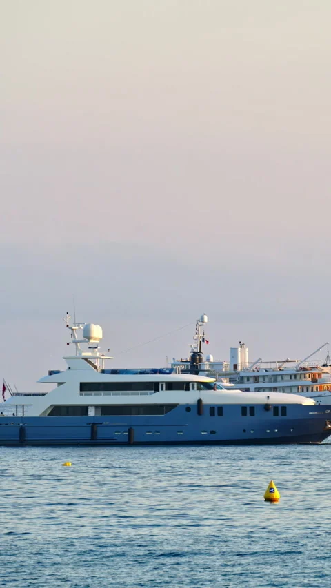 Different types of boats moving on the sea in the evening in Cannes, France. Vídeo Stock 297215964