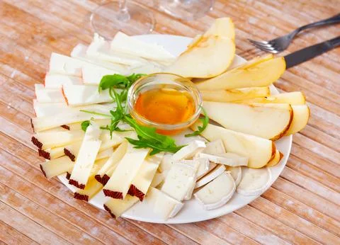 Different types of cheese sliced and served on plate Stockfoto's