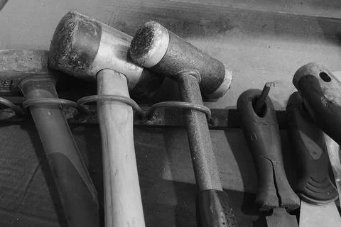 Different types of hammers and other tools are lying on the table Stock-Fotos