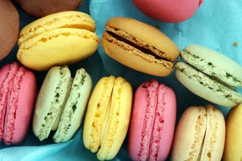 Different types of macaroons or macarons in a box Foto stock