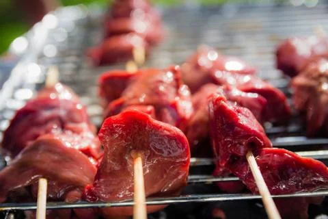 Different types of meat are cooked on the grill. Foto stock