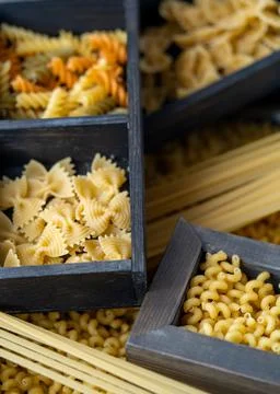 Different types of pasta in boxes, like a beautiful pasta wallpaper Foto stock