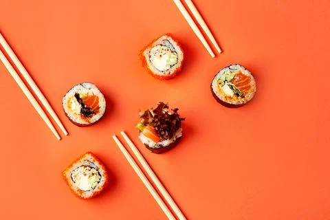 Different types of sushi rolls with tuna, eel, salmon. Mockup with chopsticki Foto stock