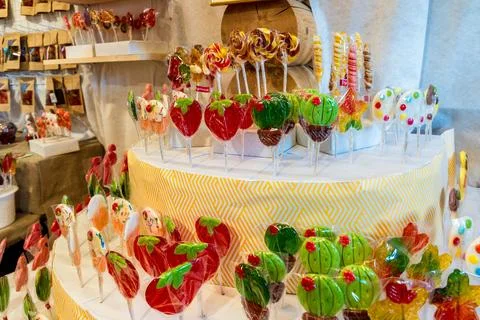 Different types of sweets sold in the store Foto stock