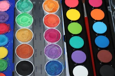 Different used boxes of waterpaint in a studio Foto stock