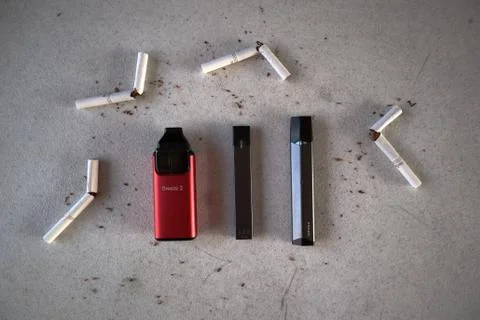 Different vape devices electronic cigarettes juul, aspire breeze, smok infini Foto stock