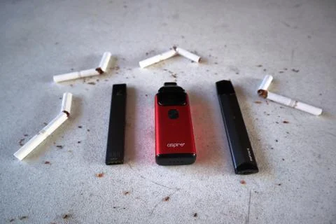 Different vape devices electronic cigarettes juul, aspire breeze, smok infini Stock Photos