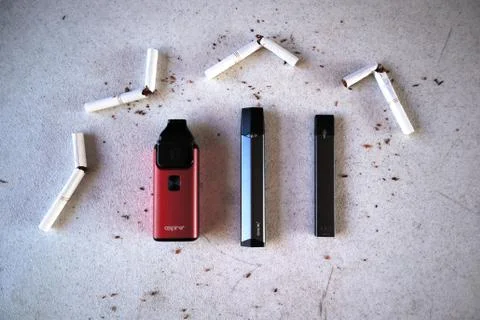 Different vape devices electronic cigarettes juul, aspire breeze, smok infini Foto stock