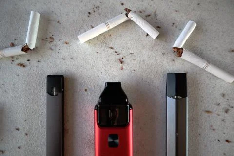 Different vape devices electronic cigarettes as smoking alternatives with bro Foto stock