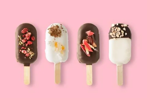 Different variants of cake popsice creams on pink background 库存照片