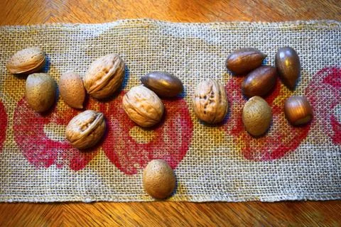 Different varieties of nuts are on a linen napkin. 스톡 사진