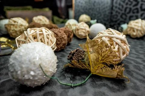 Different wicker balls on the table, cozy home interior details in apartment Foto stock