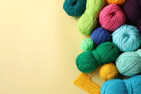 Different yarns and pattern sample on yellow background, flat lay. Space fo.. Foto stock