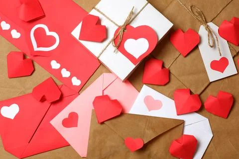 Differnt gifts and envelopes, colored and wrapped in brown craft paper 스톡 사진