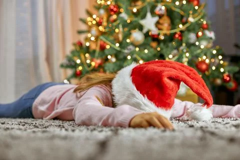 Difficult and difficult New Year and Christmas. Tired child. A cute little girl Foto stock