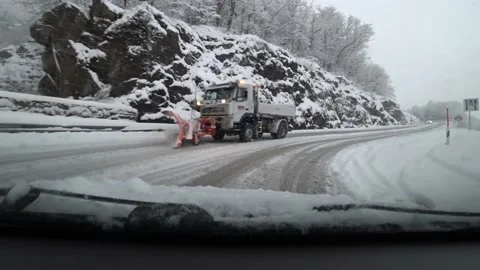 Difficult driving conditions in winter snow storm Video stock 145820912