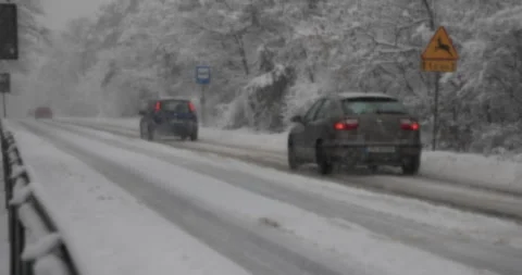 Difficult road conditions, winter, 4K slomo Stock Footage 169031069