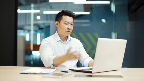 Difficulties are problem working with software on a laptop business man employee Vídeos de archivo 218232038