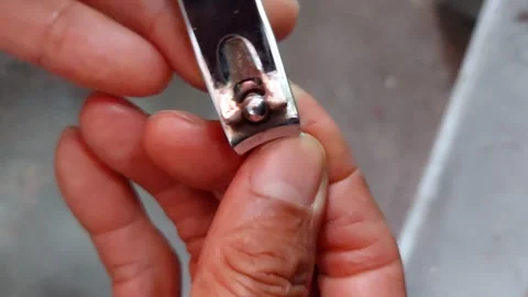 Difficulty cutting nails with poor hands Stock-Footage 262551643