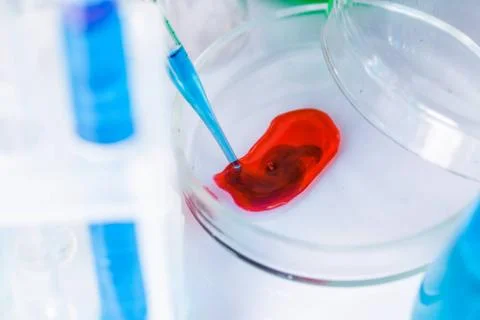 Diffusion Scientist shows a diffusion in the Petri dish Copyright: xZoonar... Stock Photos