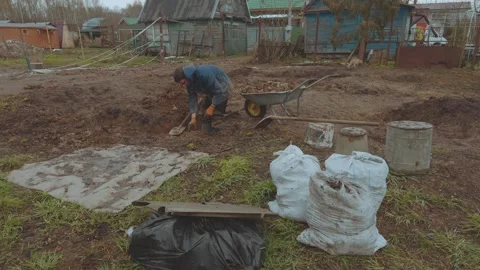 Dig the earth with a shovel Stock-Footage 333413791