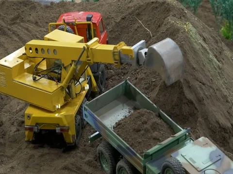 Digger excavator is work dig ditch truck. Miniature model. 库存影片 81529893