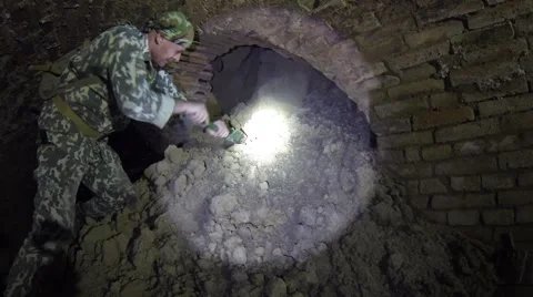 Digger is in the old Turkish tunnel. Vidéo 58451085