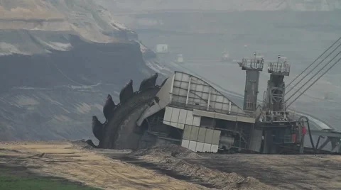 Digging for brown coal in an open pit mine Stock-Footage 42157212