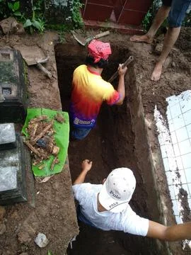 Digging a grave Foto stock